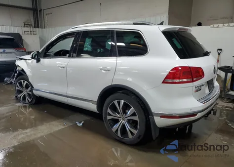 2017 Volkswagen Touareg Wolfsburg из США, поврежденный, VIN WVGRF7BP8HD005519